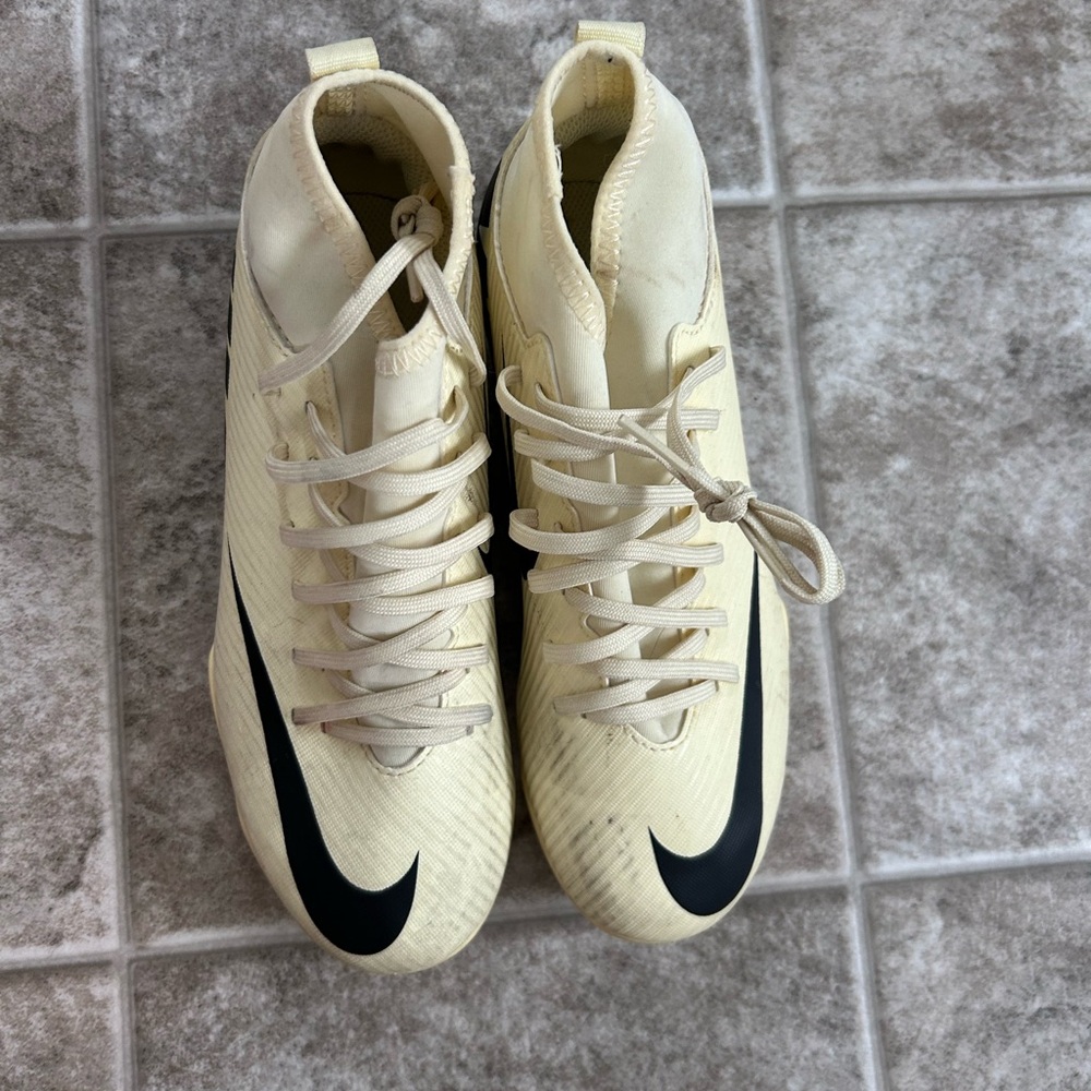 Nike Kids Sneakers in Cream and Black